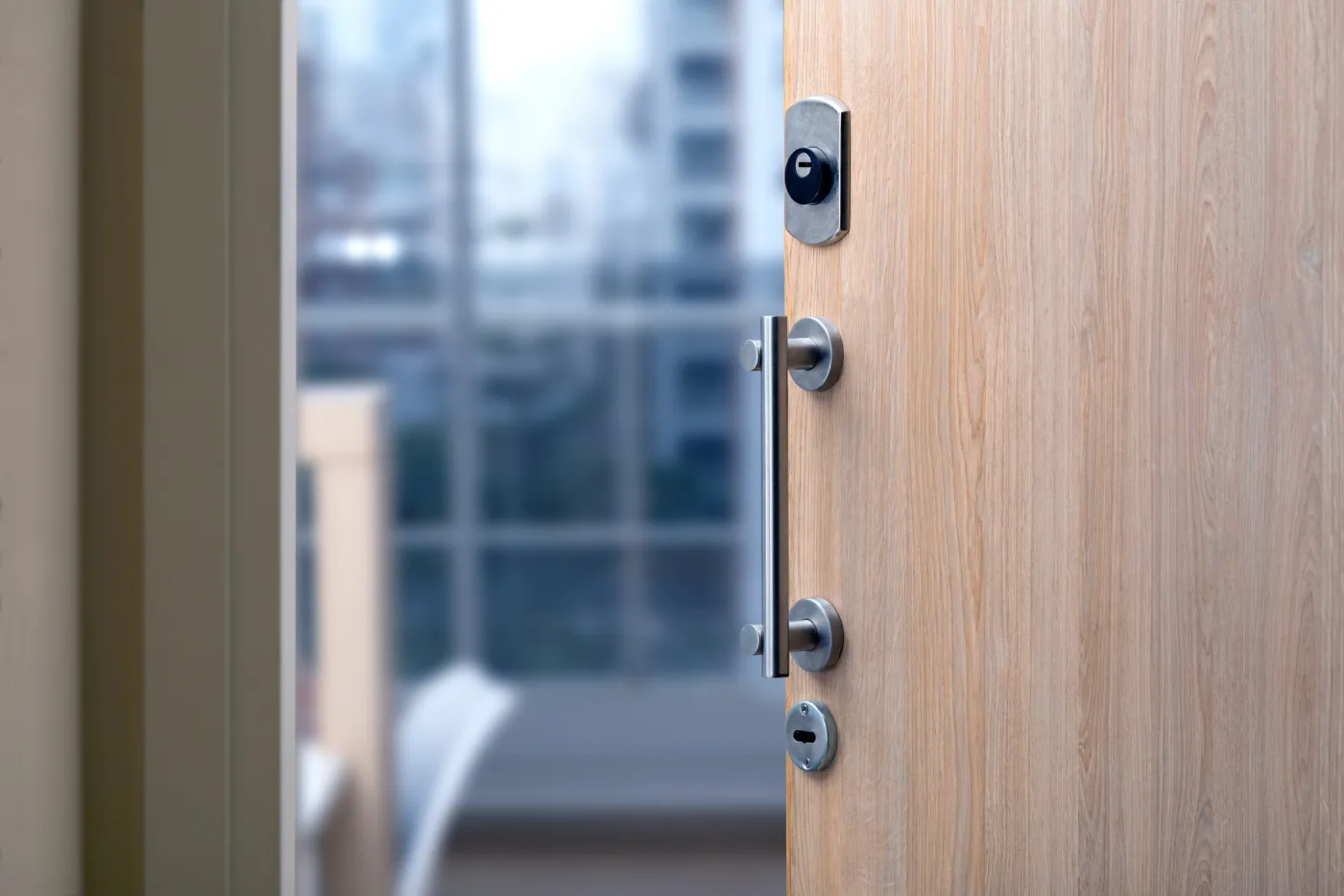 Installation d'une poignée et d'une serrure sur une porte blindée